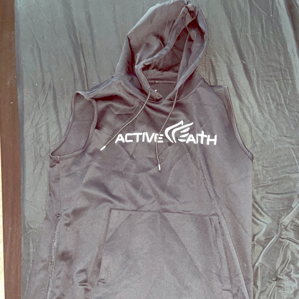 Sleeveless hooded shirt
